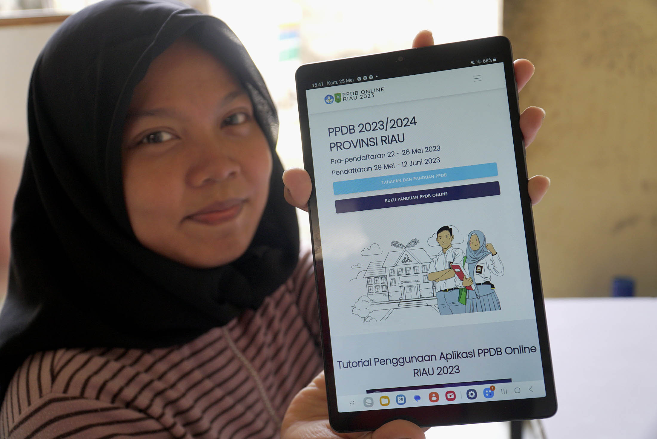 Seorang peserta didik memperlihatkan situs Penerimaan Peserta Didik Baru (PPDB) Online SMAN/SMKN 2023 Riau, Kamis (25DEFIZAL/Riau Pos/5/2023).